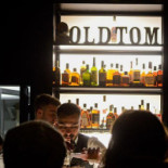 Old Tom À l'intérieur