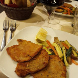 Manuela's Cellar Comida