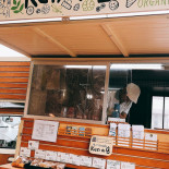 Ke Pizza outside