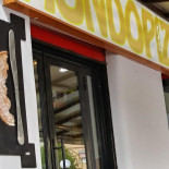 Mondo Pizza outside