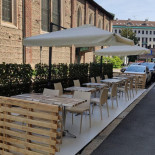 Loro Di Napoli outside