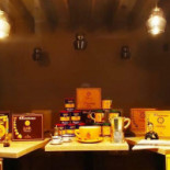 Loro Di Napoli inside