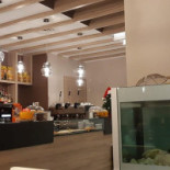 Loro Di Napoli inside