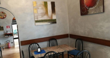 Lo Spago Pizzeria inside