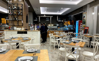 Pizzeria La Nuova Italia Fratelli Barretta inside