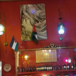 Amir À l'intérieur