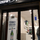 /pizzeria Napoli è outside