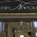 /pizzeria Napoli è outside