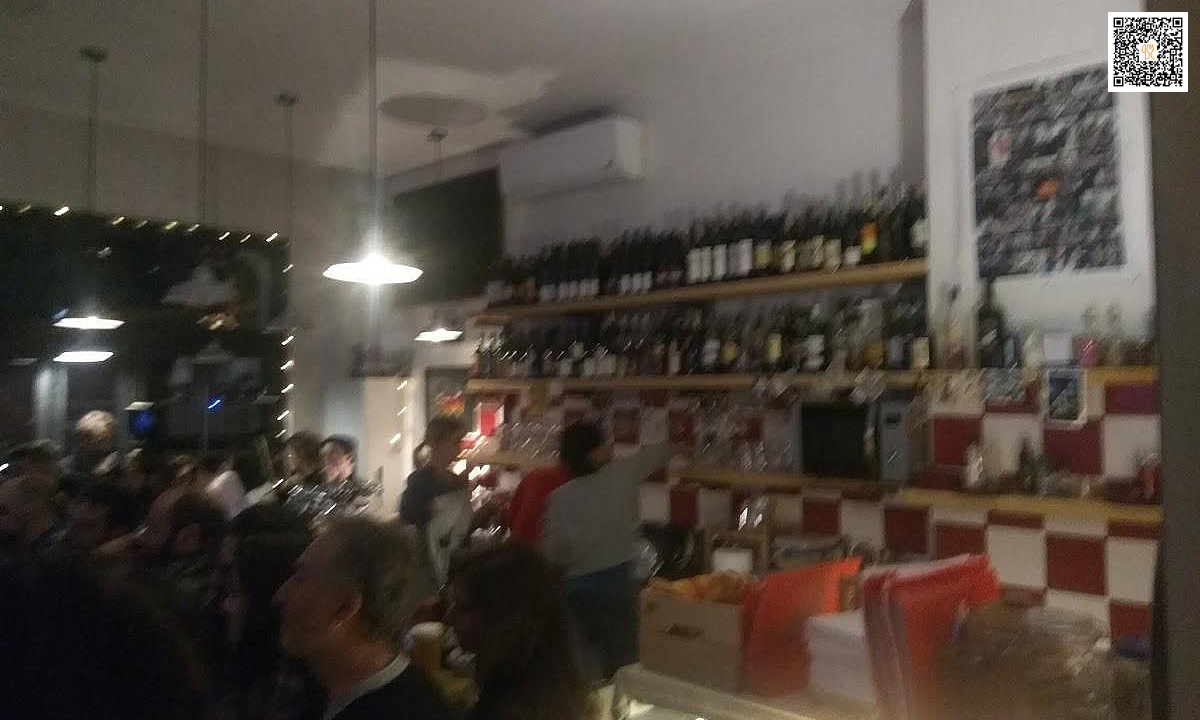 Sospeso Enoteca • Vini Naturali E Cucina À l'intérieur