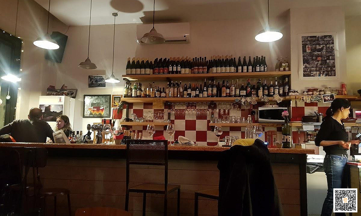 Sospeso Enoteca • Vini Naturali E Cucina À l'intérieur