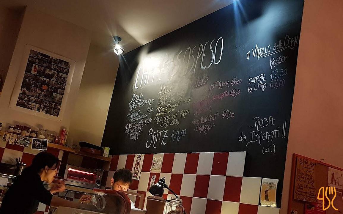 Sospeso Enoteca • Vini Naturali E Cucina À l'intérieur