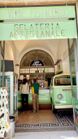 Verde Pistacchio outside