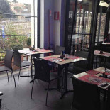 T-bone Station Dentro