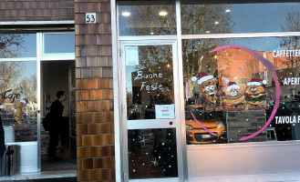 Mo Cafè outside