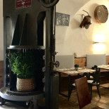 Allegra Weinbar Ansitz Schreckenstein Dentro
