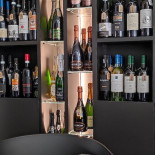 Hugs Enoteca Innovativa Bebida