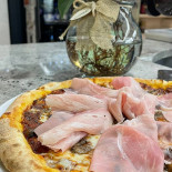 51b Due Torri. Pizzeria Dal 1980 food
