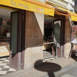 Cafè Chapeau outside