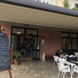 Cafè Chapeau outside