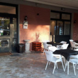 Cafè Chapeau outside
