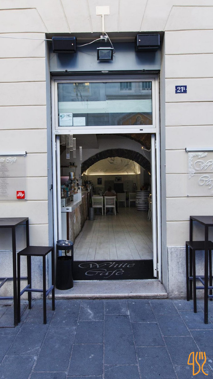 White Cafe Extérieur