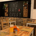 Io Eat&greet À l'intérieur