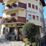 Ginevra outside