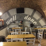 Pub Well Done Dentro
