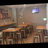 Tony's Pizza Dentro