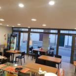 Tony's Pizza Dentro