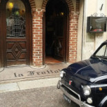 La Frottola outside