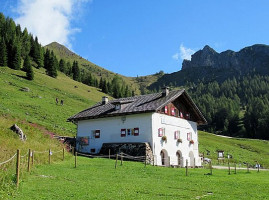 Rifugio Citta Di Fiume outside