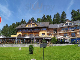 Sousedi Pavlov outside