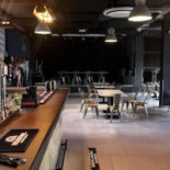 Middle Ground Dentro