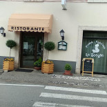 Lo Scoglio outside