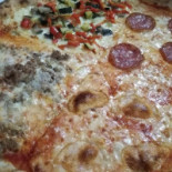 Iris Pizzeria, Nourriture