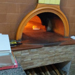Iris Pizzeria, Extérieur