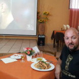 Iris Pizzeria, À l'intérieur