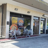 Pizzeria Crazy Outside