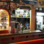 Alvis Place Pub Dentro