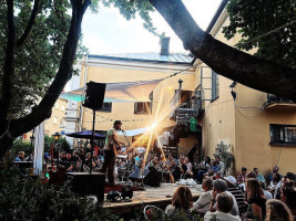 Sousedi Pavlov outside