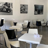 Black E White Cafe À l'intérieur