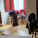 Al Less À l'intérieur