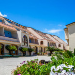 Tropis Exterior