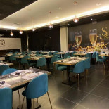 Salmon Rise Sushi Montebelluna inside