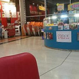 Peacocks E Konopizza inside