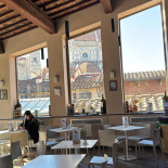 Oblate Cafeteria Dentro