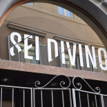 Sei Divino! Extérieur