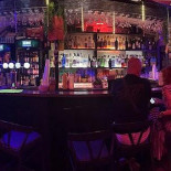 Cosmopolitan Queer Dentro