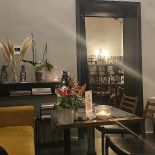 La Petite À l'intérieur